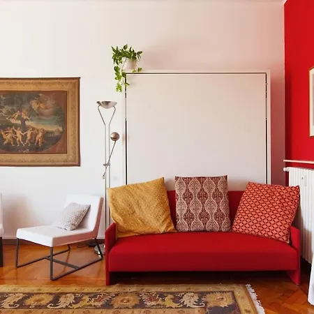 Sunshine-filled On Subway Apartment Milan