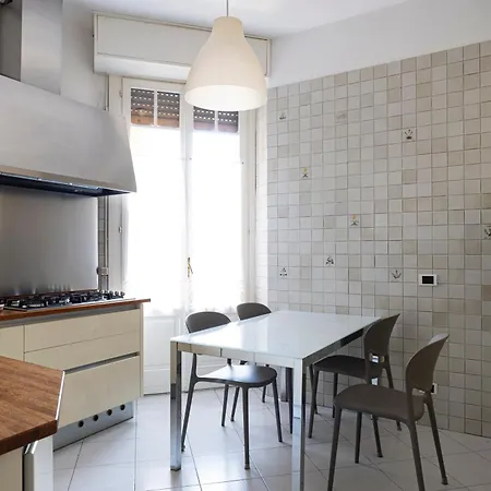 Apartment Sunshine-filled On Subway Milan