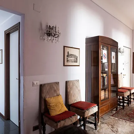 Sunshine-filled On Subway Apartmán