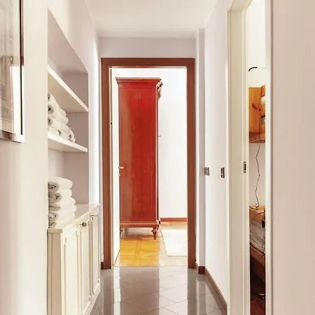 Sunshine-filled On Subway Apartamento *