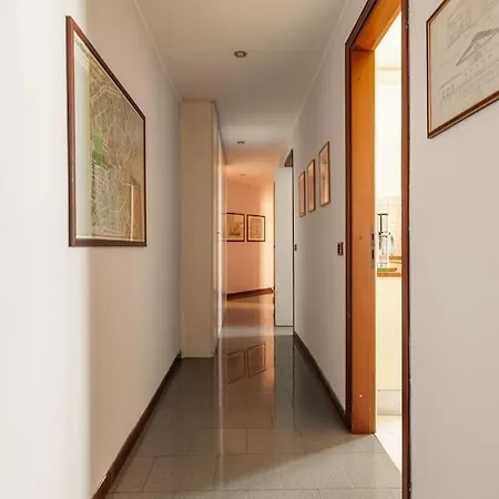 Sunshine-filled On Subway Apartamento